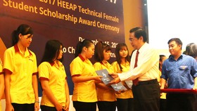 Trao học bổng cho các nữ sinh theo học các ngành kỹ thuật trên địa bàn TPHCM