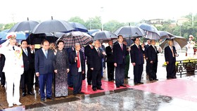 Các đồng chí lãnh đạo Đảng, Nhà nước vào Lăng viếng Chủ tịch Hồ Chí Minh. Ảnh: TTXVN