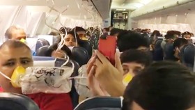 Hành khách đeo mặt nạ oxy khi máy bay Jet Airways bị mất áp suất cabin ngày 20-9-2018. Ảnh: TWITTER/DARSHAKHATHI