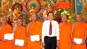 Ông Trần Thanh Mẫn chúc Tết đồng bào dân tộc Khmer tại Sóc Trăng. Ảnh: TUẤN QUANG