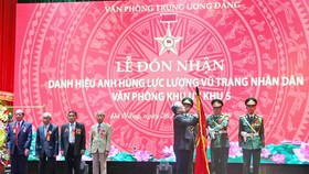 Văn phòng Khu ủy Khu V đón nhận danh hiệu Anh hùng Lực lượng vũ trang nhân dân