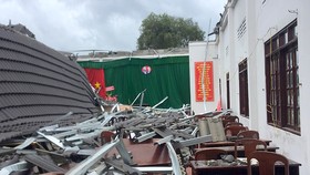 Hiện trường sự cố sập mái hội trường UBND thị trấn Ngã Sáu (Hậu Giang)