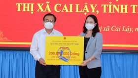 Phó Chủ tịch nước Võ Thị Ánh Xuân trao tặng 200 triệu đồng cho trẻ em có hoàn cảnh đặc biệt khó khăn trên địa bàn tỉnh Tiền Giang