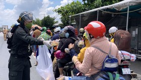 Sóc Trăng tiếp nhận gần 1.000 người dân đi xe máy về quê
