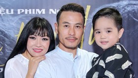 Phương Thanh cùng bạn diễn Trương Thanh Long và bé Gia Bảo trong phim