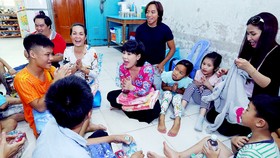 Niềm hạnh phúc của các em nhỏ trong chuyến từ thiện của Việt Hương