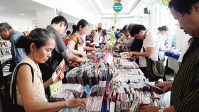 Khách hàng đến tham quan, mua sắm tại hội chợ băng đĩa Phương Nam