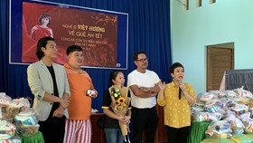 Việt Hương mang Tết sớm đến cho bà con nghèo