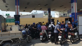 TPHCM: Tái diễn cảnh xếp hàng chờ mua xăng