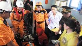 Nhân viên y tế của Trung tâm Cấp cứu 115 Đà Nẵng đi cùng tàu SAR 412 ra khơi cứu ngư dân