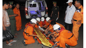 Ngư dân Bùi Đình Linh được tàu SAR 412 đưa về đất liền cấp cứu kịp thời