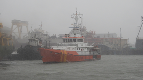 Tàu SAR 412 cứu 11 ngư dân cùng tàu cá trôi dạt trên biển 