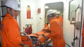Nhân viên tàu SAR274 đưa ngư dân Nguyễn Đức Thạnh về đến đất liền cấp cứu kịp thời 