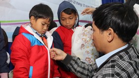 Ban Quản lý dự án Điện nông thôn miền Trung tặng áo ấm cho trẻ em vùng cao huyện Nam Trà My 