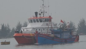 Tàu SAR 274 cứu 4 thuyền viên và lai dắt tàu cá gặp nạn trên biển về đất liền an toàn 