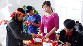 Sinh viên Đại học Đông Á mua cờ, băng đô và sticker cổ vũ trận chung kết U23 châu Á để gây quỹ hỗ trợ vé xe cho sinh viên nghèo về quê ăn tết 