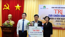 Đại diện Công ty CP DHC Suối Đôi trao bảng tài trợ cho Hội Cựu chiến binh TP Đà Nẵng 