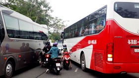 Ô tô đậu đỗ làm ùn tắc giao thông trên đường Nguyễn Thái Học