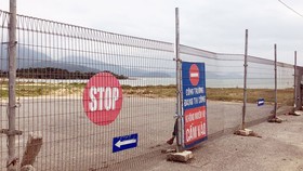 Khu vực biển Nam Ô bị rào chắn và cắm biển "cấm vào". Ảnh: NGUYÊN KHÔI