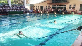 Dạy bơi cho các em học sinh ở Đà Nẵng