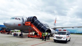 Xe cấp cứu chờ sẵn ở sân bay Đà Nẵng để cứu hành khách ngất xỉu trên chuyến bay BL211 từ Hà Nội đi Đà Lạt hạ cánh khẩn cấp xuống sân bay Đà Nẵng 