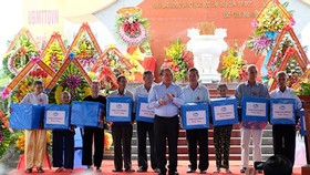 Thủ tướng Nguyễn Xuân Phúc thắp hương cho các anh hùng, liệt sĩ tại Nghĩa trang liệt sĩ xã Quế Phú 