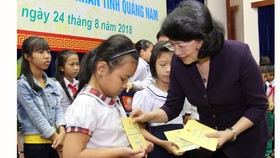 Tặng quà gia đình chính sách và trẻ em nghèo ở Quảng Nam