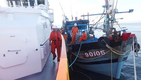 Tàu SAR 412 đã đưa toàn bộ 6 ngư dân và tàu ĐNa 90105 TS về đến đất liền an toàn