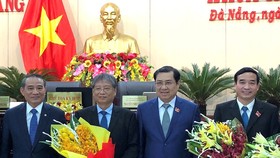 Bí thư Thành ủy Đà Nẵng Trương Quang Nghĩa tặng hoa chúc mừng cho ông Lê Trung Chinh (bìa phải) vừa được bầu vào chức danh Phó Chủ tịch UBND TP Đà Nẵng