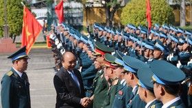 Thủ tướng Nguyễn Xuân Phúc thăm và chúc Tết cán bộ, chiến sĩ Sư đoàn không quân 372