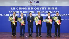 Chủ tịch HĐTV EVN Dương Quang Thành trao các quyết định bổ nhiệm thành viên HĐTV EVNCPC