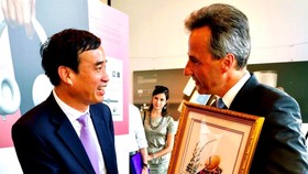Ông Lê Trung Chinh, Phó Chủ tịch UBND TP Đà Nẵng tặng quà cho ông Siegfried Nagl, Thị trưởng thành phố Graz (Áo)