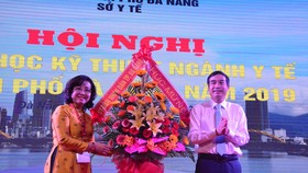 Ông Lê Trung Chinh, Phó Chủ tịch UBND TP Đà Nẵng tặng hoa chúc mừng
