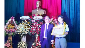 PGS.TS Nguyễn Bá Chiến, Hiệu trưởng Trường Đại học Nội vụ Hà Nội trao học bổng cho thủ khoa đầu vào năm học 2019-2020