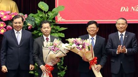 Ông Trương Quang Nghĩa, Bí thư Thành ủy Đà Nẵng và ông Huỳnh Đức Thơ, Chủ tịch UBND TP Đà Nẵng tặng hoa chúc mừng ông Nguyễn Văn Quảng và ông Võ Công Trí