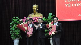 Ông Nguyễn Văn Quảng, Phó Bí thư Thường trực Thành ủy Đà Nẵng trao quyết định bổ nhiệm cho ông Trần Thắng Lợi (bìa trái) và ông Nguyễn Văn Hùng