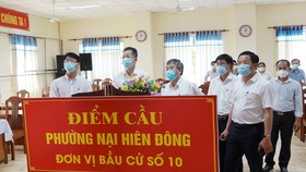 Lãnh đạo Thành ủy, HĐND TP Đà Nẵng kiểm tra một điểm bầu cử trên địa bàn quận Sơn Trà. Ảnh: XUÂN QUỲNH