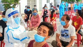 Nhân viên y tế quận Sơn Trà lấy mẫu xét nghiệm Covid-19 tại phường Nại Hiên Đông
