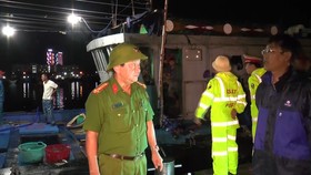 Thượng tá Phan Minh Mẫn, Trưởng Công an quận Sơn Trà (Đà Nẵng) chỉ đạo công tác phòng chống bão số 4 tại cảng cá Thọ Quang