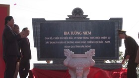 Bộ trưởng Bộ Công an Tô Lâm (bên phải ảnh) cùng lãnh đạo tỉnh Đắk Nông đặt bia tưởng niệm. Ảnh CÔNG HOAN