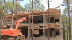 Tháo dỡ công trình xây dựng không phép trong khu nghỉ dưỡng ở hồ Tuyền Lâm – Đà Lạt