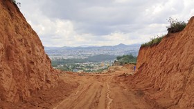 Đà Lạt: Vô tư “xẻ núi” mở đường khai thác khoáng sản