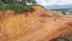 Đà Lạt: Buộc khôi phục khu vực núi bị xẻ đôi làm đường khai thác khoáng sản