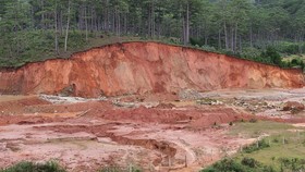 Lâm Đồng: Khai thác cát gây sạt lở núi, biến dạng dòng suối