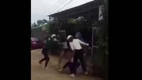 Nữ sinh bị đánh hội đồng trên đường đến trường tiêm vaccine