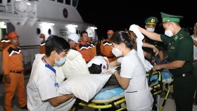 Cứu sống hai thuyền viên nước ngoài gặp nạn trên biển