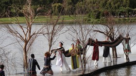Trình diễn nghệ thuật trên mặt hồ Xuân Hương – Đà Lạt