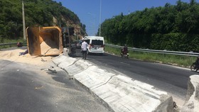 Xe chở cát lật nhào trên đại lộ Nguyễn Tất Thành