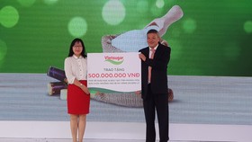 Đại diện Công ty CP đường Việt Nam trao hỗ trợ cho tỉnh Khánh Hòa