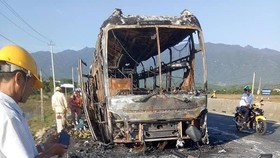 Xe giường nằm bốc cháy dữ dội, 40 hành khách thoát chết trong gang tấc 